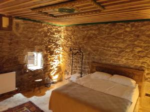 NarEuphoria Cave House的卧室配有一张石墙床