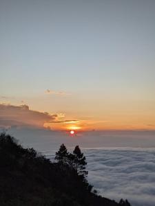 金塔马尼jeep sunrise and trakking的太阳从云海上升起的景象