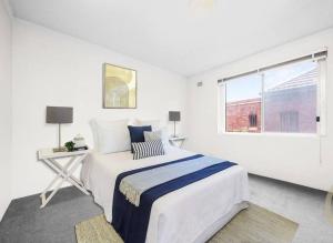 悉尼Entry-level, Spacious Oasis的白色的卧室设有一张大床和一个窗户