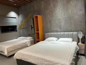 Bắc SớnMAY HOME Ninh Chu的一间卧室设有两张床和混凝土墙