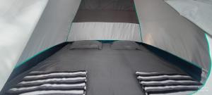 戈卡尔纳The Meraki Beach Resort的帐篷内的一张床位