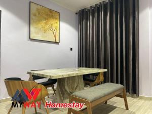 SarikeiMyway Homestay Sarikei的一间带桌子和椅子的用餐室