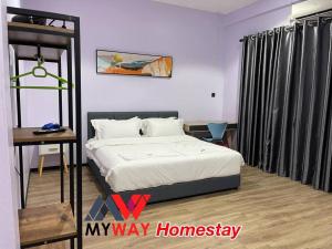 SarikeiMyway Homestay Sarikei的一间卧室配有一张床和一张书桌