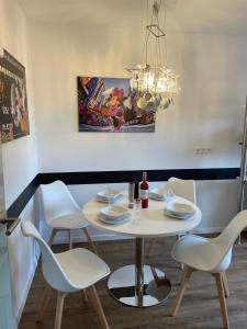 LambrechtDicker Stein的一间配备有白色桌椅的用餐室