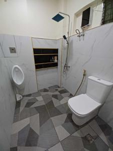 San RoqueCebu City 80sq Apartment near SM Seaside NuStar Ocean Park Dynamic Herb的浴室配有白色卫生间和淋浴。