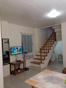 San RoqueCebu City 80sq Apartment near SM Seaside NuStar Ocean Park Dynamic Herb的客厅设有楼梯和桌子