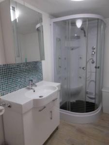 布列塔尼地区米尔La Petite Maison, idéal pour velo,pied,peche,relax的白色的浴室设有水槽和淋浴。