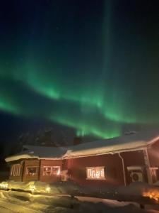 KoskullskulleSkogen-Lodge的火车上方的天空中闪烁着极光