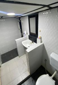 邦咯INTAN CHALEt的一间带水槽、卫生间和镜子的浴室