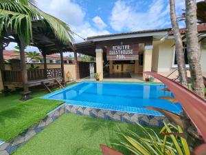 马六甲Achutra Muslim Guesthouse (pool)的房屋前的游泳池