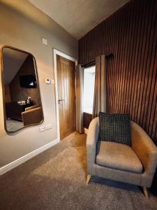 安布尔塞德拉塞特房屋酒店的客厅配有椅子和镜子