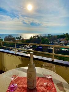 皮内达德马尔Apart. Pineda de Mar-Sea and mountains views的一张桌子上摆放着一瓶葡萄酒和两杯酒杯