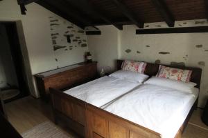 布里萨戈鲁斯蒂科斯多莱利酒店的一间卧室配有一张带白色床单的大床