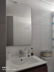 圣地亚哥Departamento nuevo y cómodo的白色的浴室设有水槽和镜子