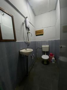 邦咯INTAN CHALEt的一间带水槽和卫生间的浴室