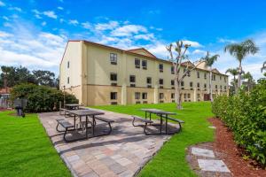 萨拉索塔Quality Inn Sarasota I-75的公园内一座带桌子和长凳的建筑