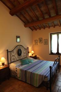 Monte GuiduccioAgriturismo Biologico Villa Rosa的一间卧室,卧室内配有一张大床