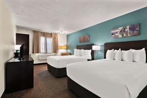 凯尔索Sleep Inn Kelso Longview的酒店客房设有两张床和电视。