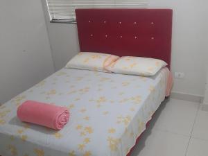 卡斯卡韦尔VS HOSPEDAGEM的一间卧室配有一张粉红色的床