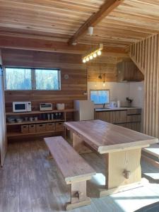 南房总市Blu Pointe的大型木制厨房配有木桌和长凳