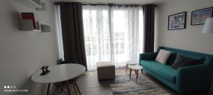 圣地亚哥Departamento nuevo y cómodo的客厅配有绿色沙发和桌子