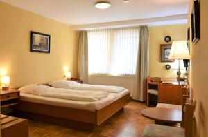 Großalmerode佐姆迦登斯蒂姆酒店的酒店客房设有床和窗户。