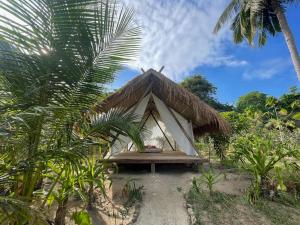 爱妮岛Harmony Healing Project - Connect With Your Divinity的一个带桌子和棕榈树的小帐篷