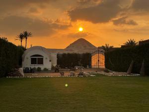 开罗Sahure Pyramid View lnn的夕阳,山下山,草地上球