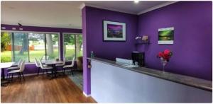 塔里四季乡村旅馆 的紫色的客房设有1间带桌椅的酒吧