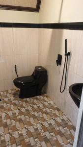 SidomuktiKaliningrad Cottage的浴室设有黑色的卫生间和水槽。