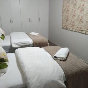 海姆维尔卡麦查乐乡村民宿的一间设有两张床铺和毛巾的房间