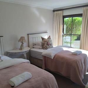 海姆维尔卡麦查乐乡村民宿的一间卧室设有两张床和窗户。