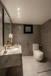 阿可贺巴HDB Al Khobar Resort & Spa的一间带卫生间、水槽和镜子的浴室
