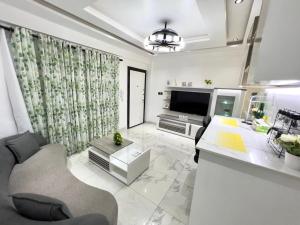 阿克拉Precious Palace的白色的客厅配有电视和沙发