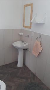 卢汉德库约Paz y Vino的白色的浴室设有水槽和镜子