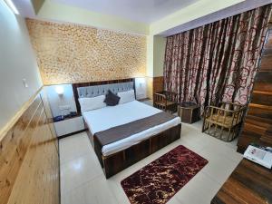 西姆拉Hotel Taj Palace near Mall Road的一间卧室设有一张床和一个大窗户