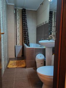 布加勒斯特Z Villa的浴室配有卫生间、盥洗盆和浴缸。