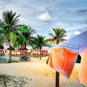 瓜鲁雅Dom Pedro 26的棕榈树海滩上的冲浪板