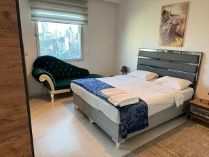 伊斯坦布尔Flora Rezidance Ataşehir的卧室配有床、椅子和窗户。