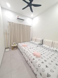 居林White Sweet Homestay, Kulim Hi-Tech Park Kedah utk MsIIim shj的一间卧室配有一张床和吊扇