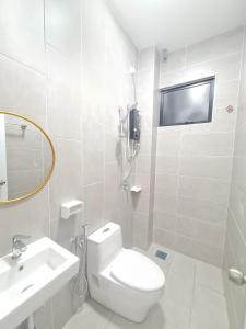 居林White Sweet Homestay, Kulim Hi-Tech Park Kedah utk MsIIim shj的白色的浴室设有卫生间和水槽。