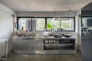 曼谷MIQ Ekkamai2 3BR Designer home Oval Bathtub 15pax的不锈钢厨房,带水槽和窗户