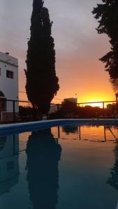 拉法尔达Holâ Hotel的一座享有日落美景的游泳池