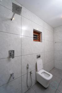 苏丹巴特利Le Eden Resort的一间带卫生间和淋浴的浴室