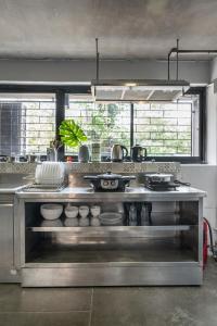 曼谷MIQ Ekkamai2 3BR Designer home Oval Bathtub 15pax的厨房配有大型不锈钢台面
