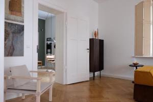 魏玛Design Apartments Weimar Altstadt的客厅配有椅子和桌子