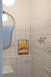 魏玛Design Apartments Weimar Altstadt的浴室的墙上挂有画框