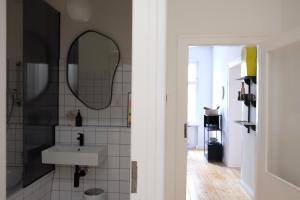 魏玛Design Apartments Weimar Altstadt的一间带水槽和镜子的浴室