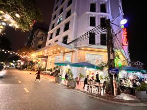 Hòa Ðình4M2 Hotel的一群人晚上坐在餐厅外面