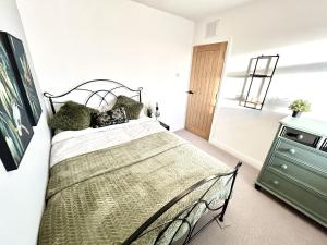 切斯特勒斯特里特Beautiful 3-Bed House in Chester-le-Street的一间卧室配有一张床和一个绿色梳妆台